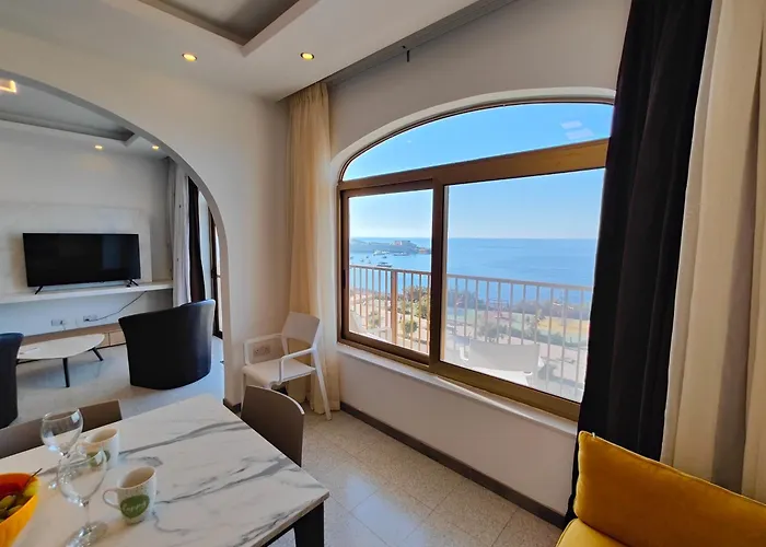 Seafront 3 Bed Panoramic Seaviews B7-