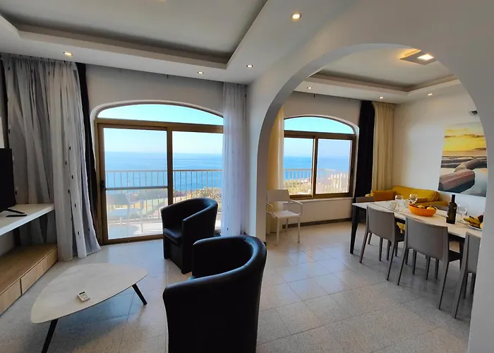 Seafront 3 Bed Panoramic Seaviews B7- Διαμέρισμα