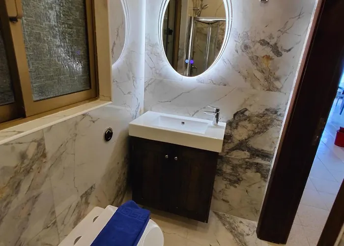 Seafront 3 Bed Panoramic Seaviews B7- *